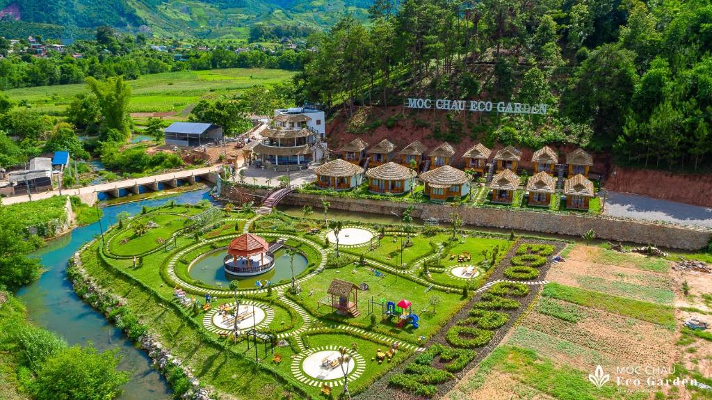 una vista aérea de un complejo con jardín en Mộc Châu Eco Garden Resort, en Mộc Châu