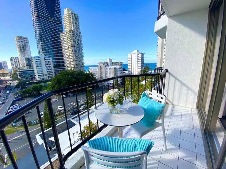 balcone con tavolo, sedie e vista sulla città di Sea Views, 150 mtrs to Surfers Beach, Ideal Location for Surfers Paradise a Gold Coast
