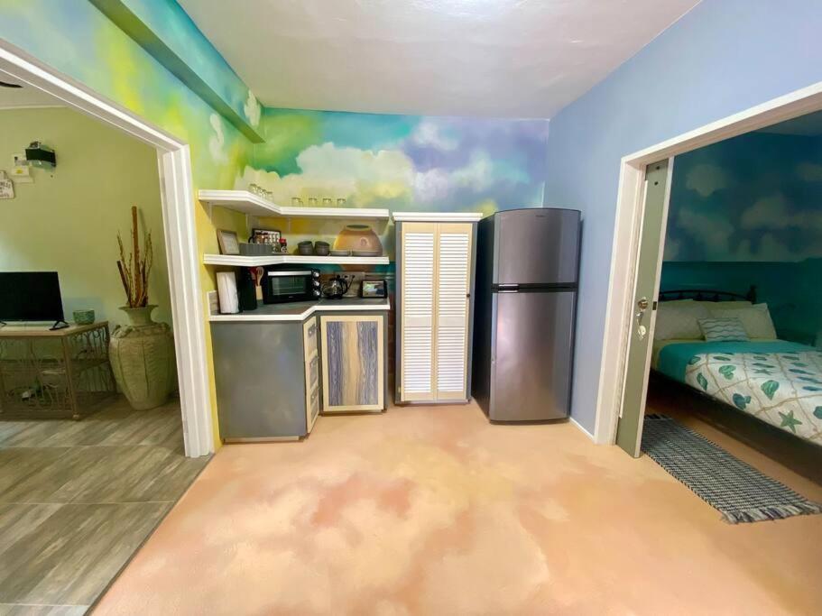 um quarto com uma cozinha e um frigorífico em Zen Cove w/rental vehicle access em Gros Islet