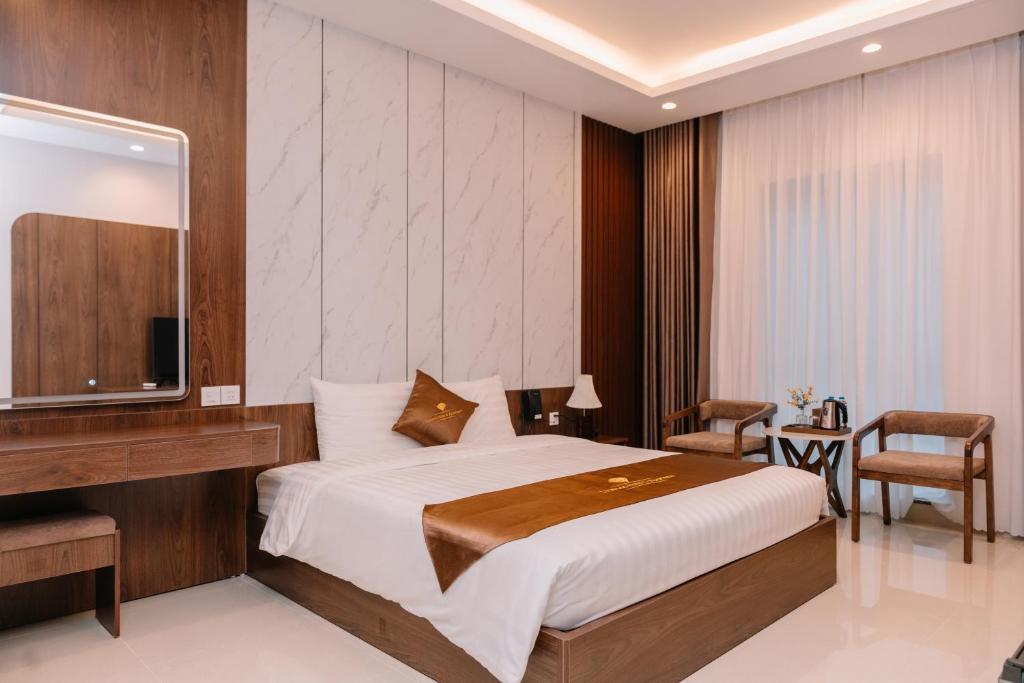 1 dormitorio con 1 cama grande y TV en Diamond Hotel, en Hai Phong