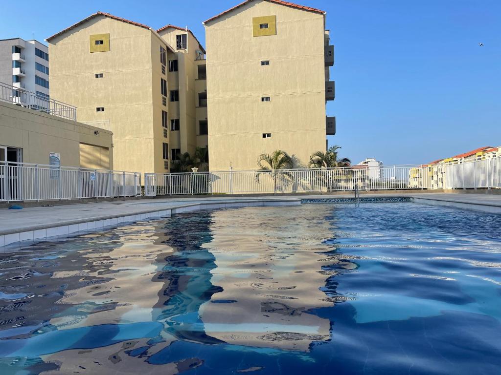 een zwembad met twee hoge gebouwen op de achtergrond bij Cómodo paramento zona norte in Barranquilla