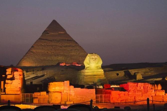 una vista de la pirámide y las pirámides en Lotus Pyramids Hotel en El Cairo