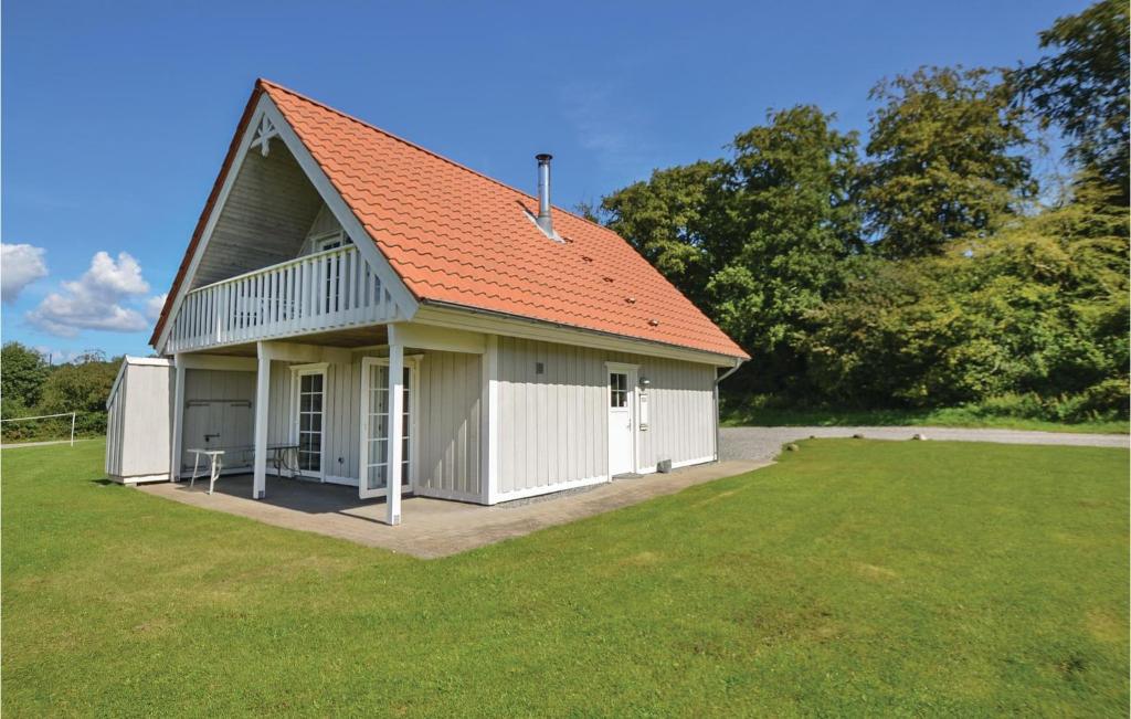 un piccolo edificio bianco con tetto arancione di Marina Fiskenæs Feriepark a Gråsten