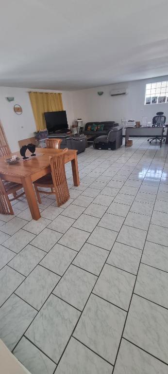 TV a/nebo společenská místnost v ubytování CHEZ LILIANE