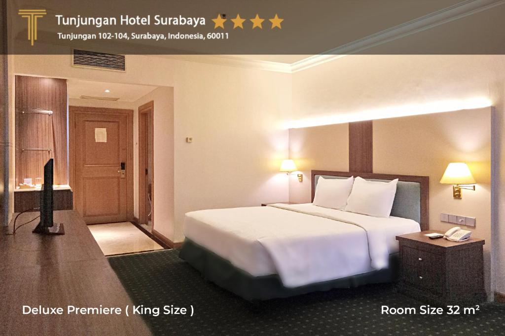 Postel nebo postele na pokoji v ubytování Tunjungan Hotel