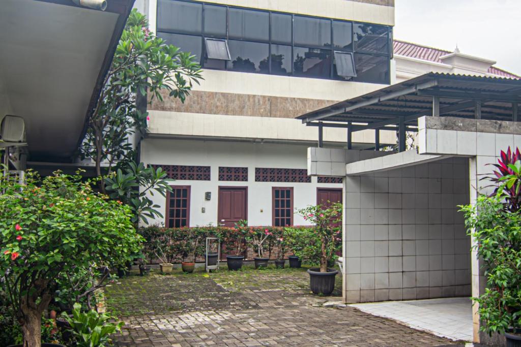 um edifício com um pátio em frente em OYO 93691 Minongga em Jakarta
