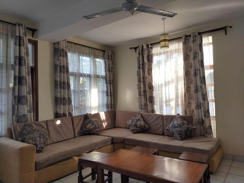 sala de estar con sofá y mesa de centro en Diani Breeze Villas, en Diani Beach