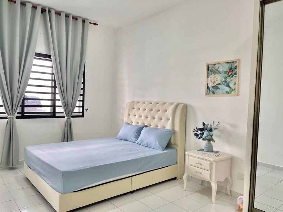 Un dormitorio con una cama con almohadas azules y una ventana en Homestay Gambang Modern vintage OZZY GUESTHOUSE, en Gambang