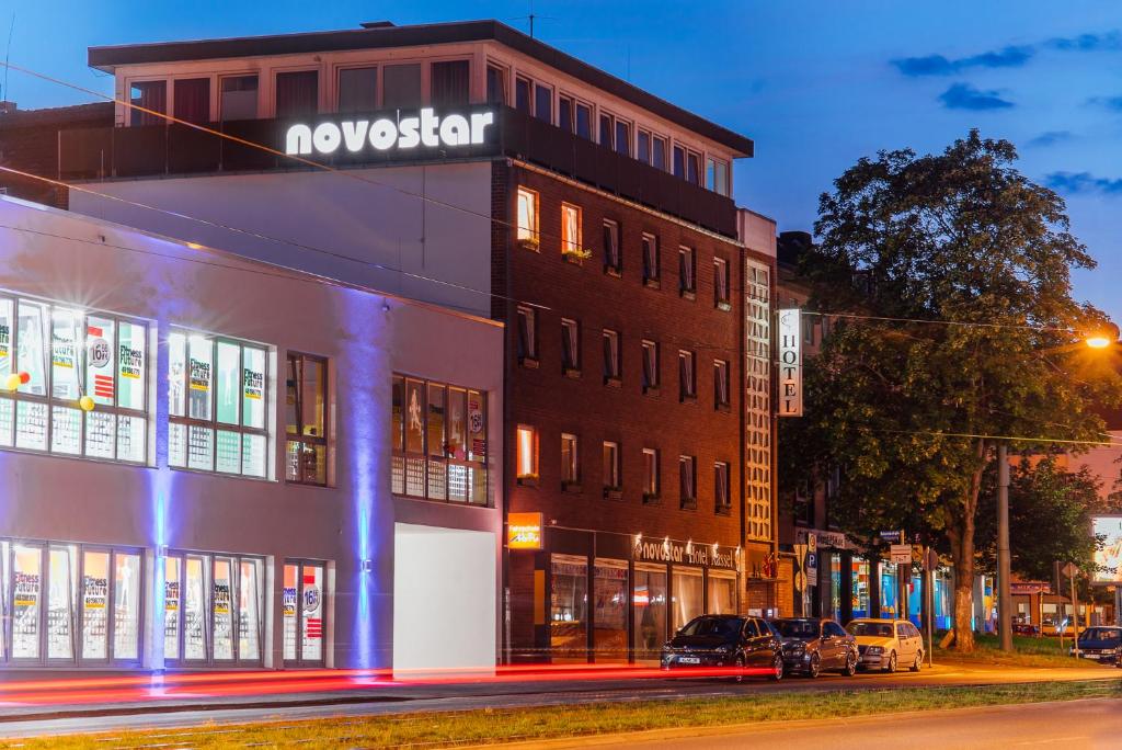 un edificio con un signo de novación en su costado en Hotel Novostar, en Kassel