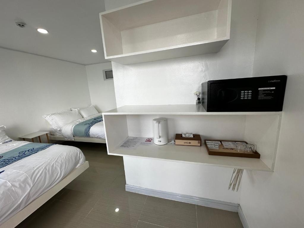 Postel nebo postele na pokoji v ubytování Luckytito Anilao Resort