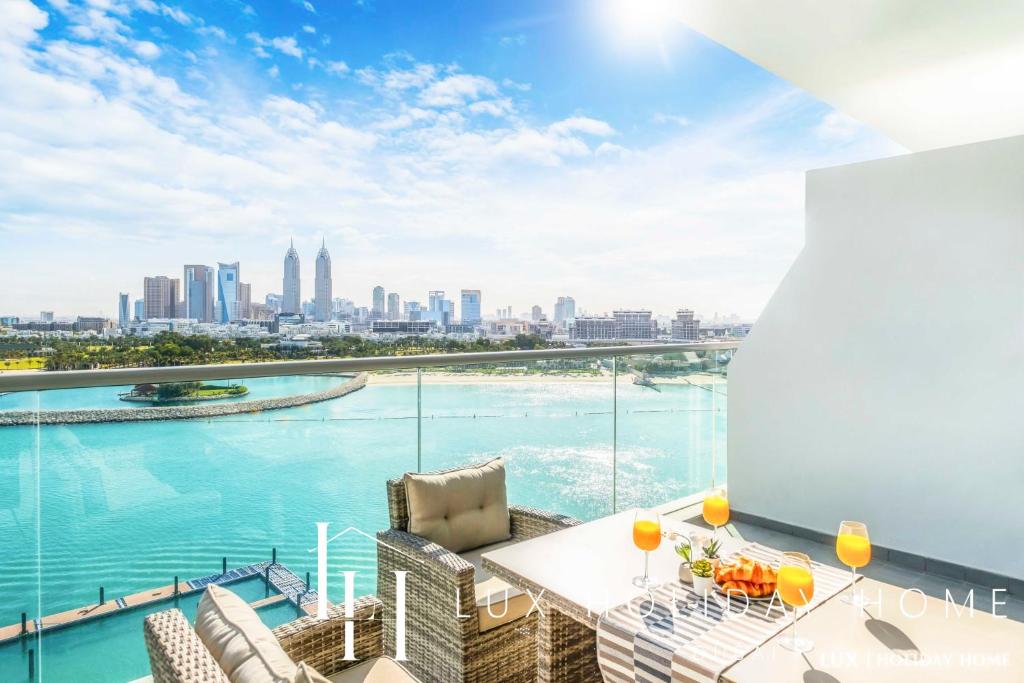 uma vista da cidade a partir da varanda de um edifício em LUX - Opulent Island Suite Burj Khalifa View 1 em Dubai