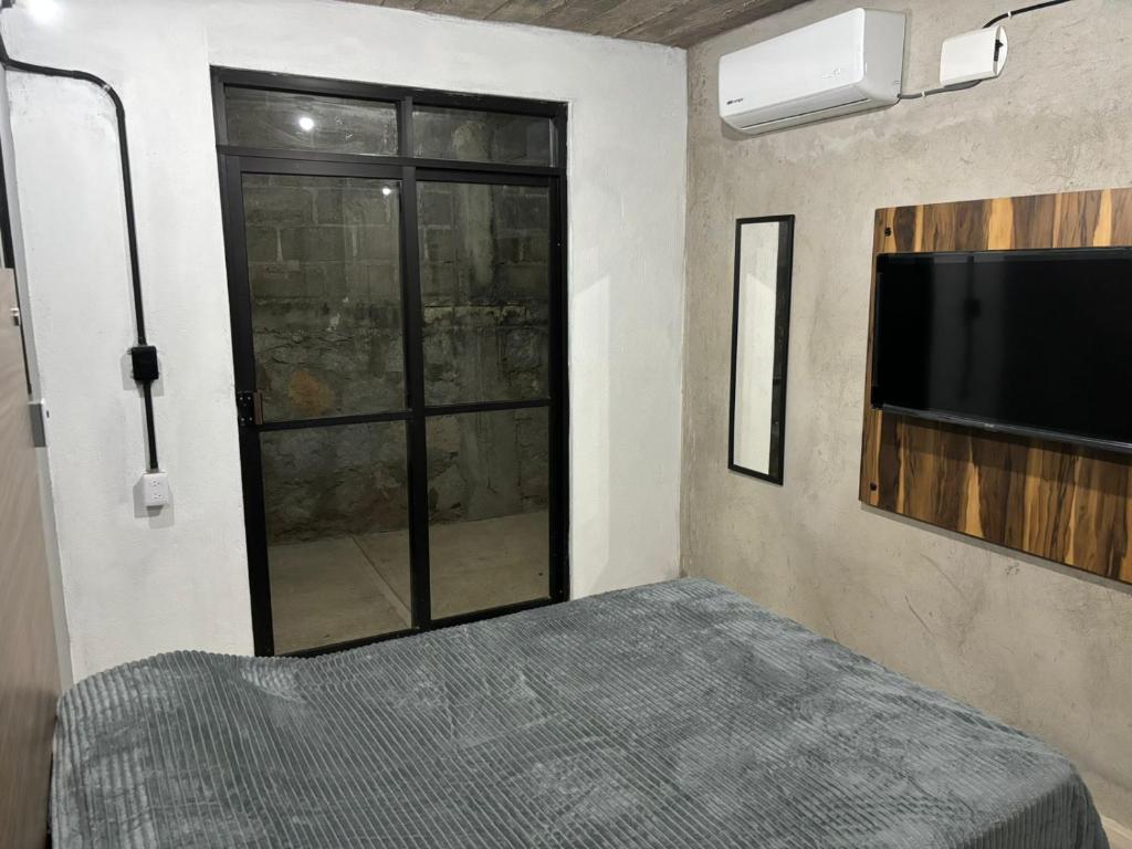 een kamer met een flatscreen-tv aan de muur bij Grupo Habitacional Interoceánico in Salina Cruz