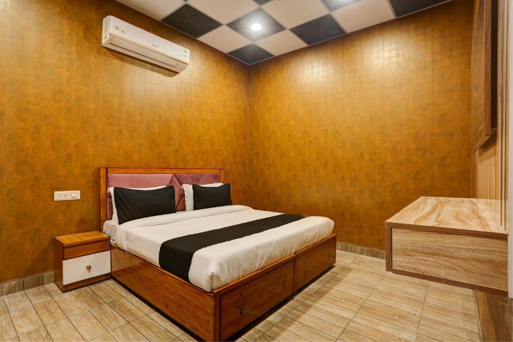 1 dormitorio con 1 cama y baño en OYO Hotel Kingland Water Park Rohtak, en Rohtak