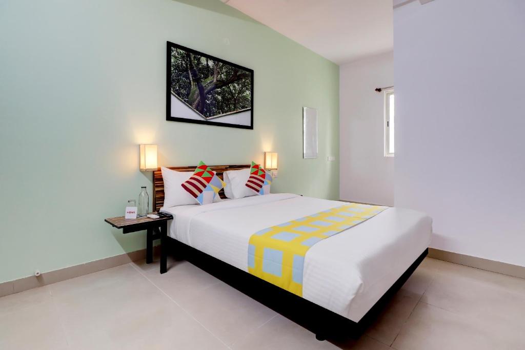 1 dormitorio con 1 cama blanca grande con almohadas en OYO Home Exotic Stay Bsk 3rd Stage, en Bangalore