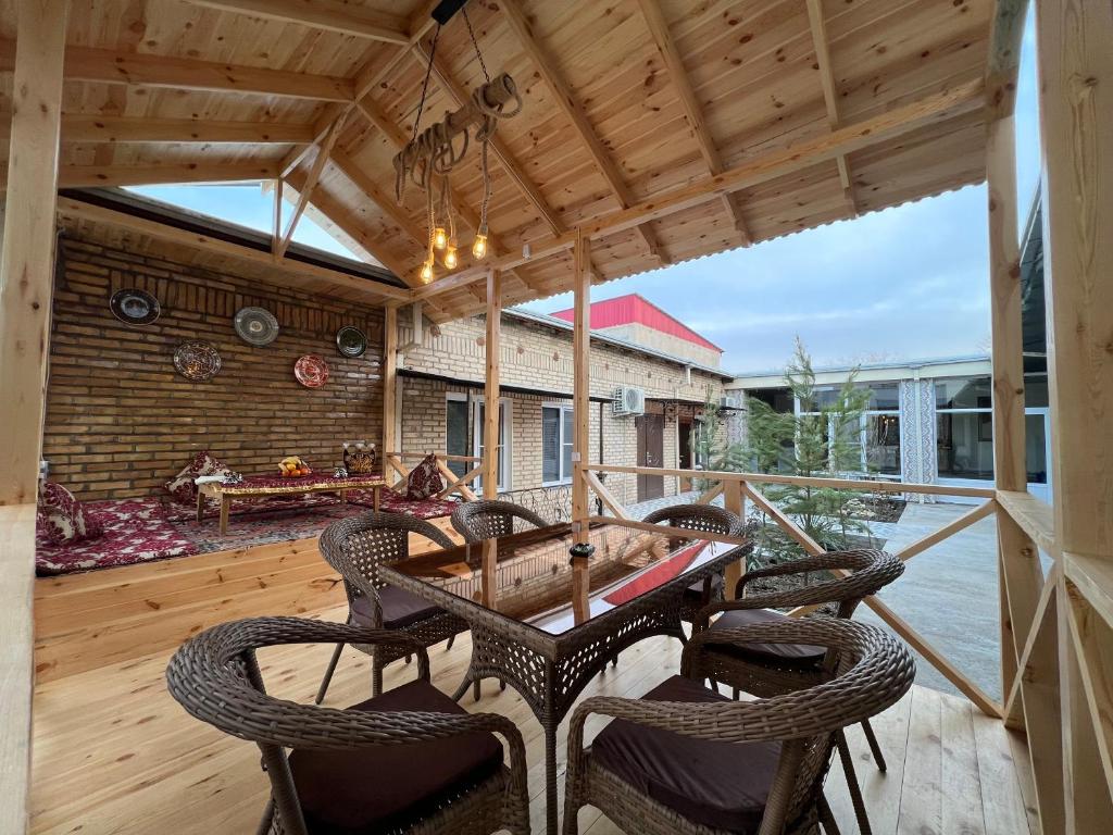 een terras met een tafel en stoelen bij Nemo Guest House in Bukhara