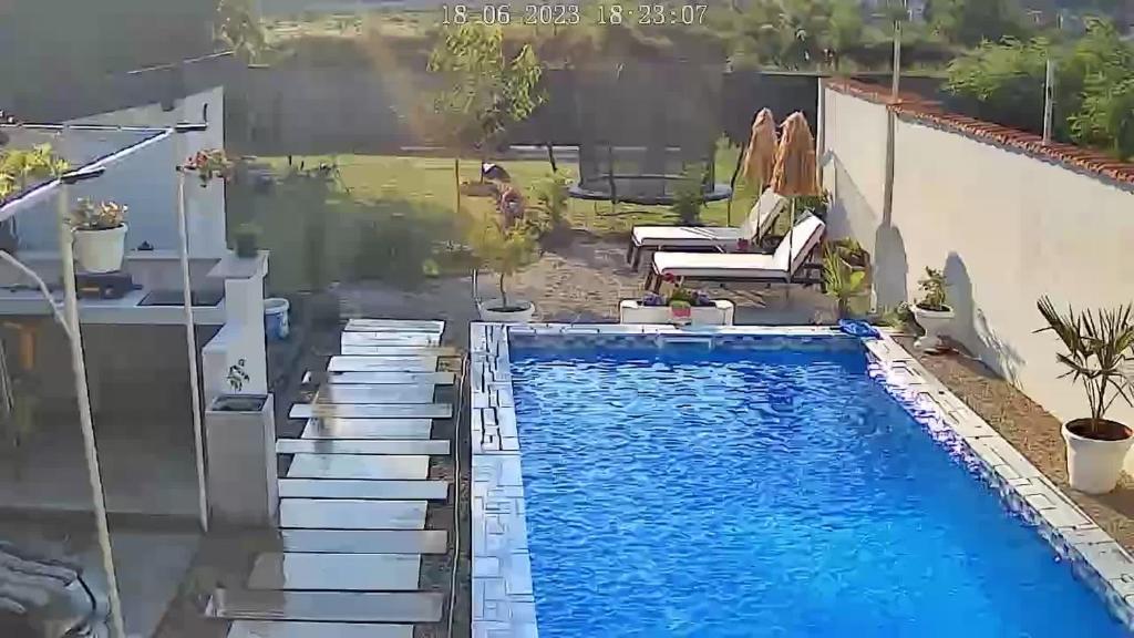 uma casa com uma piscina e um pátio em Villa Majdan em Mostar