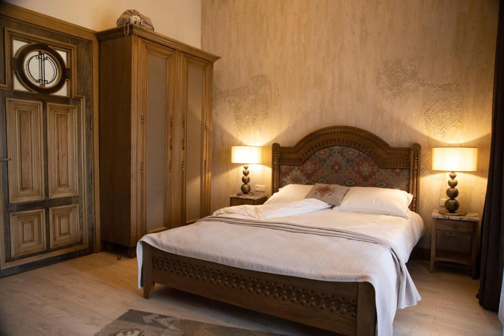 Postel nebo postele na pokoji v ubytování Boutique ETHNO HOTEL