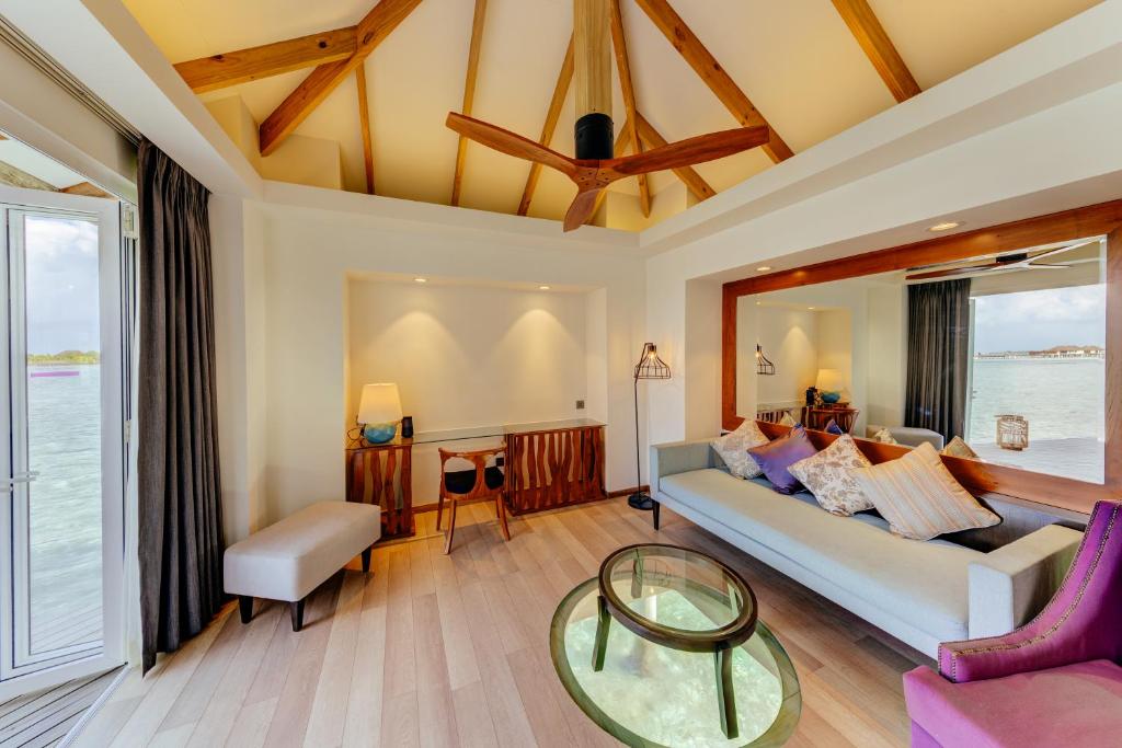 Postel nebo postele na pokoji v ubytování Cinnamon Dhonveli Maldives