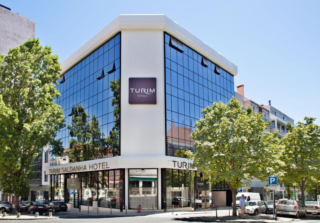 een uitzicht op een gebouw met een tumulus hotel bij TURIM Saldanha Hotel in Lissabon