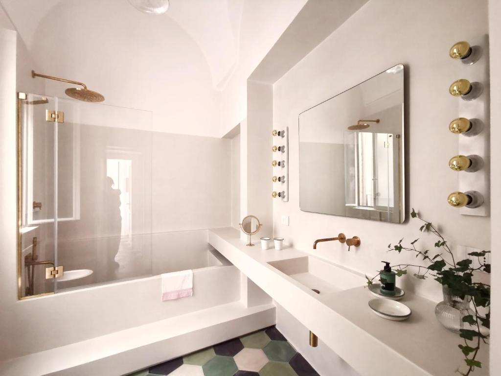 a white bathroom with a sink and a mirror at Coniger 4 Casa vacanze in centro Lecce con Wi-Fi e smart tv in Lecce