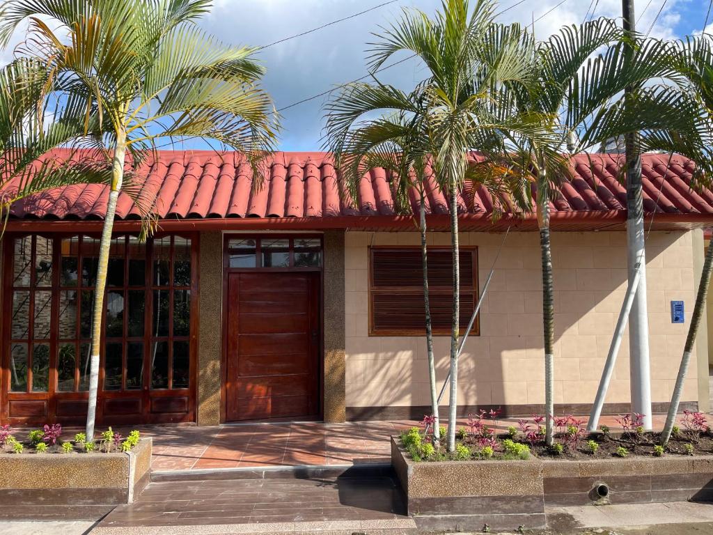 una casa con palmeras delante en Casa de Lujo 5 estrellas !, en Iquitos