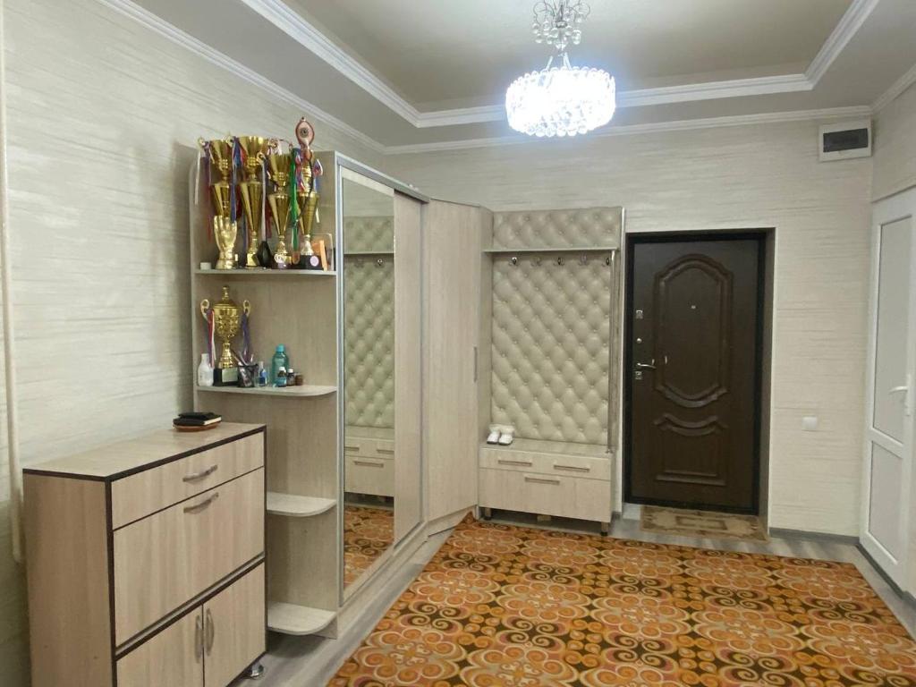 ein Ankleidezimmer mit einer schwarzen Tür und Trophäen in der Unterkunft Monchok Guest House in Naryn
