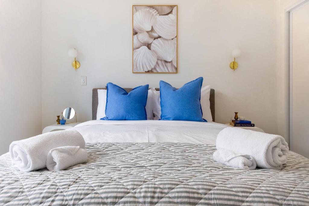 Greek Island Inspired 2 Bed room 1 Bath Townhouse - Resim 26