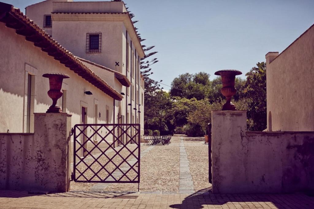 an entrance to a building with a gate in a courtyard at Azienda Agricola Mandranova in Palma di Montechiaro