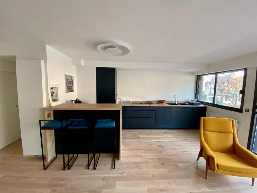 Kuchyňa alebo kuchynka v ubytovaní Au Nom du Zen 3 pièces avec terrasse cœur Deauville
