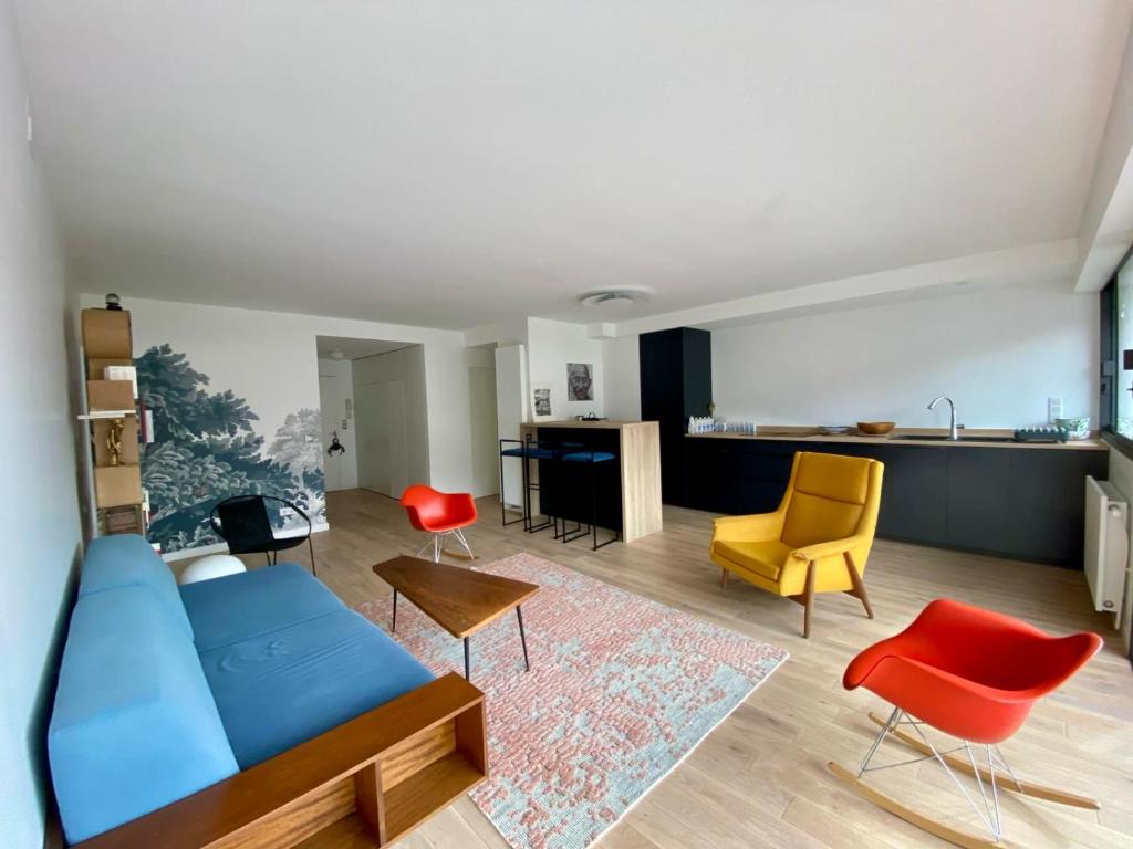 Televízia a/alebo spoločenská miestnosť v ubytovaní Au Nom du Zen 3 pièces avec terrasse cœur Deauville