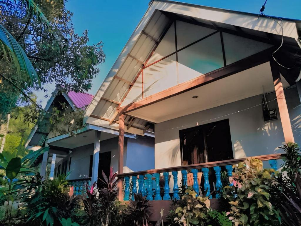 una casa en construcción con balcón en Fiqthya Chalet & Cafe, en Tioman Island