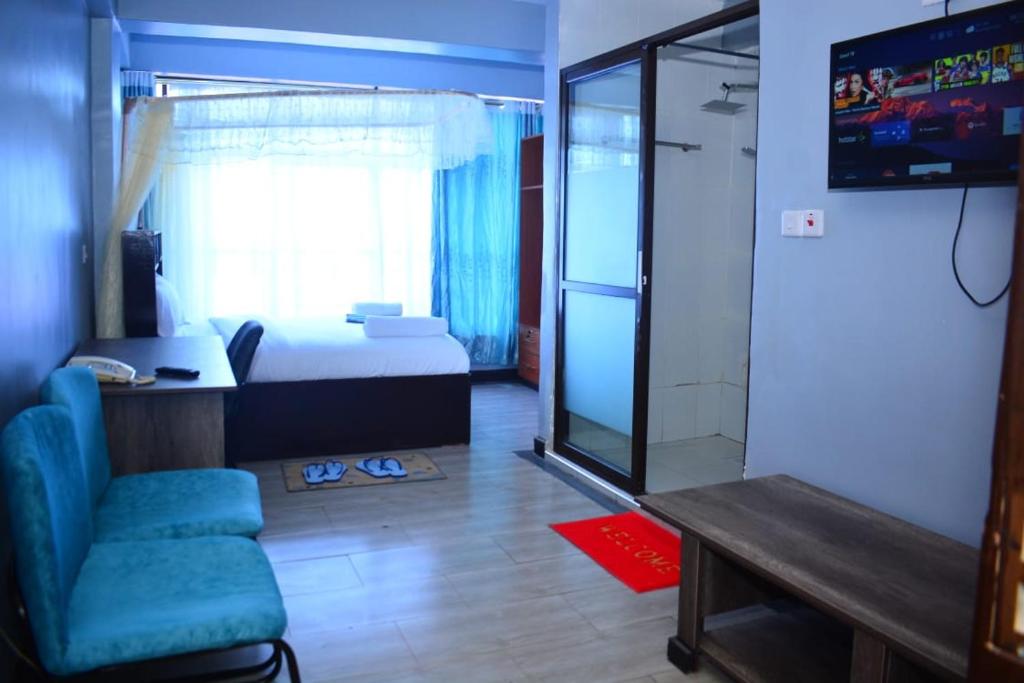 TV a/nebo společenská místnost v ubytování BRIMAK HOTEL