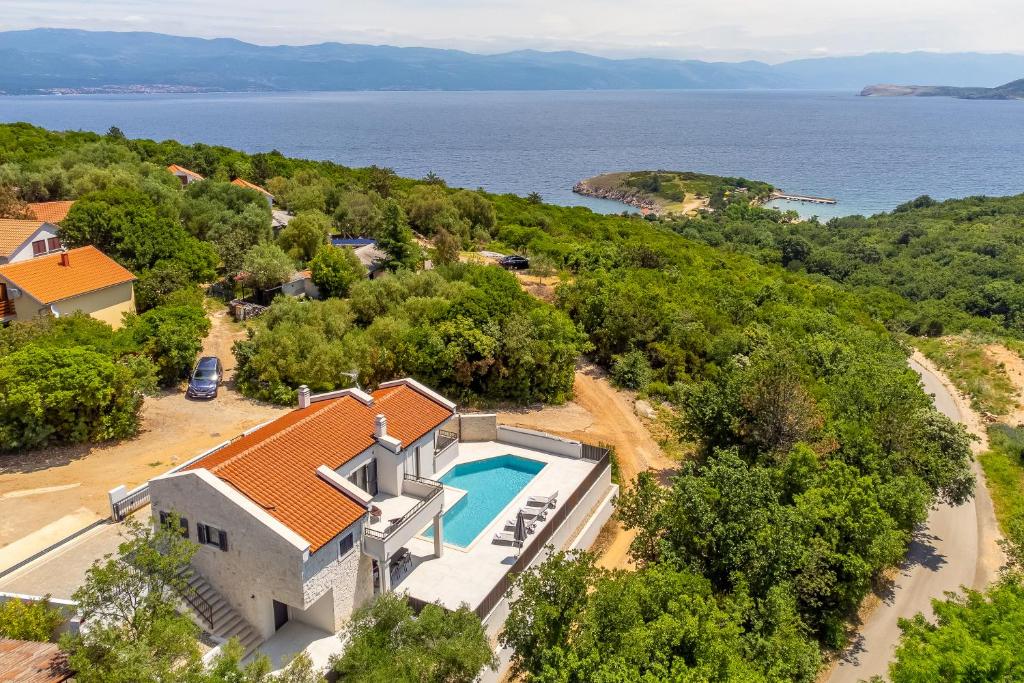 een luchtzicht op een huis met een zwembad bij Pool Villa Greta Krk - Happy Rentals in Krk
