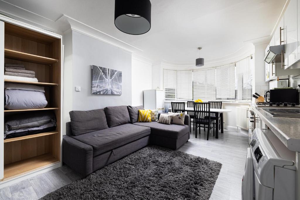 Predel za sedenje v nastanitvi One Bedroom flat in Brent Cross