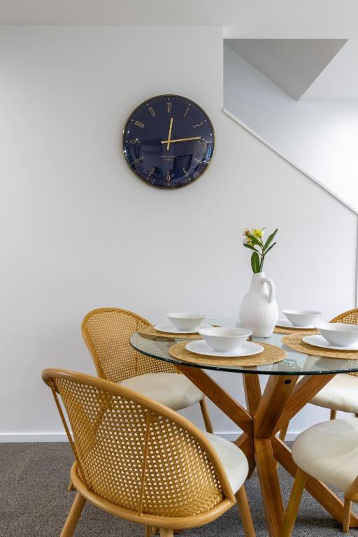 Greek Island Inspired 2 Bed room 1 Bath Townhouse - Resim 16