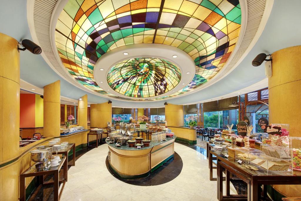 Restoran atau tempat lain untuk makan di Lumire Hotel & Convention Centre