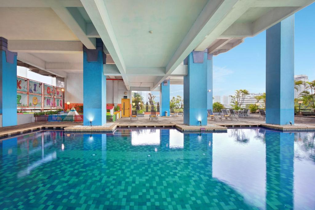 Kolam renang di atau dekat dengan Lumire Hotel & Convention Centre