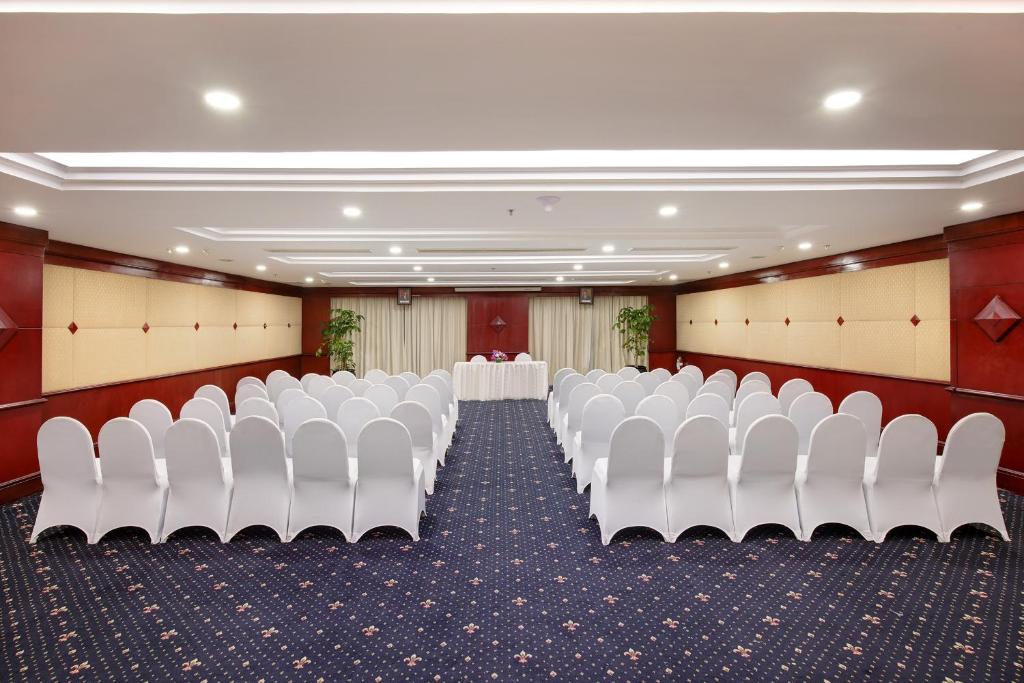 Kawasan bisnes dan/atau bilik persidangan di Lumire Hotel & Convention Centre