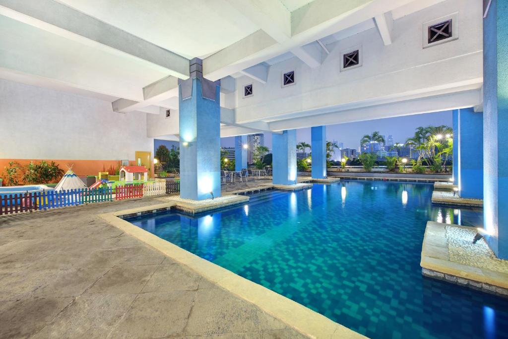 Kolam renang di atau dekat dengan Lumire Hotel & Convention Centre