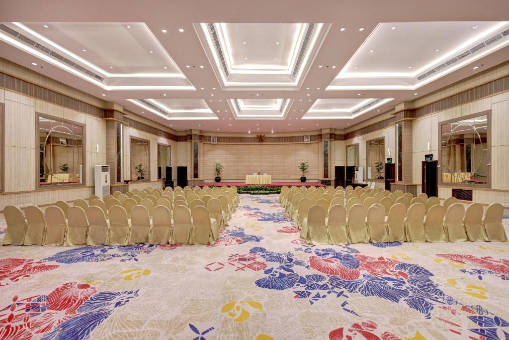 Ruang duduk di Lumire Hotel & Convention Centre