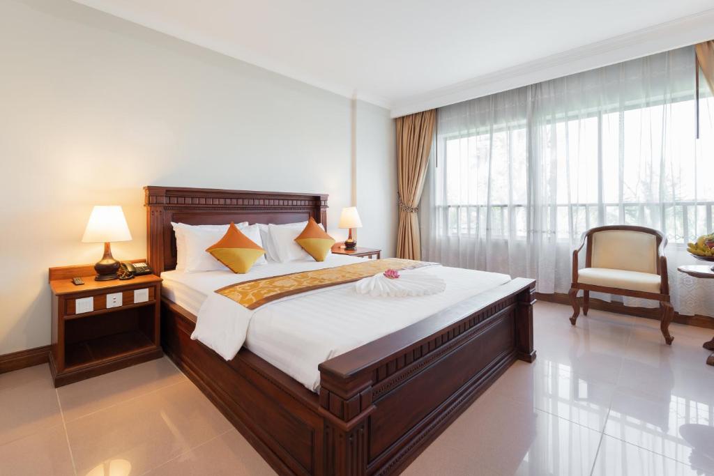 Postel nebo postele na pokoji v ubytování Monoreach Angkor Hotel