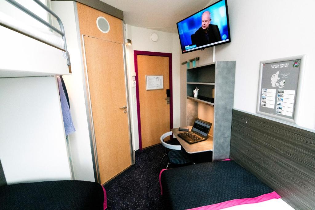 TV a/nebo společenská místnost v ubytování Cabinn Odense