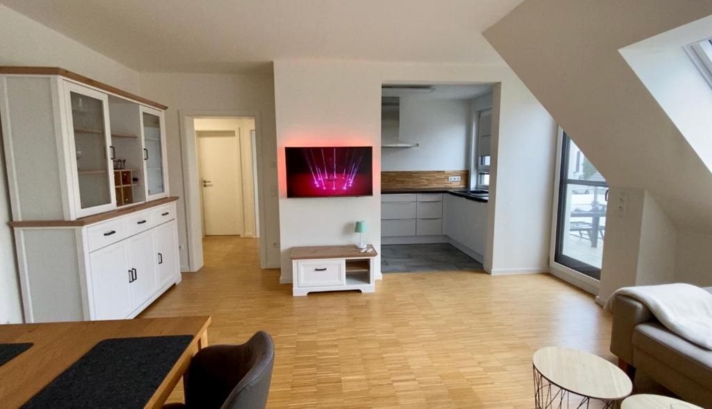 sala de estar con mesa y cocina en Apartment Igelsdorf, en Baiersdorf