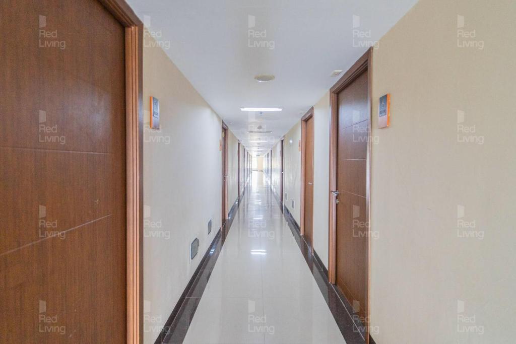 um corredor num edifício com um longo corredor em RedLiving Apartement Cinere Resort By YK rooms Tower Kintamani em Gandul