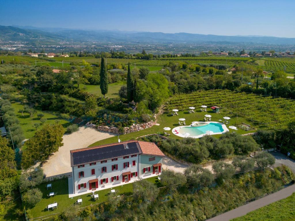 una vista aérea de una villa con piscina en Residenza Vesentini, en Pastrengo