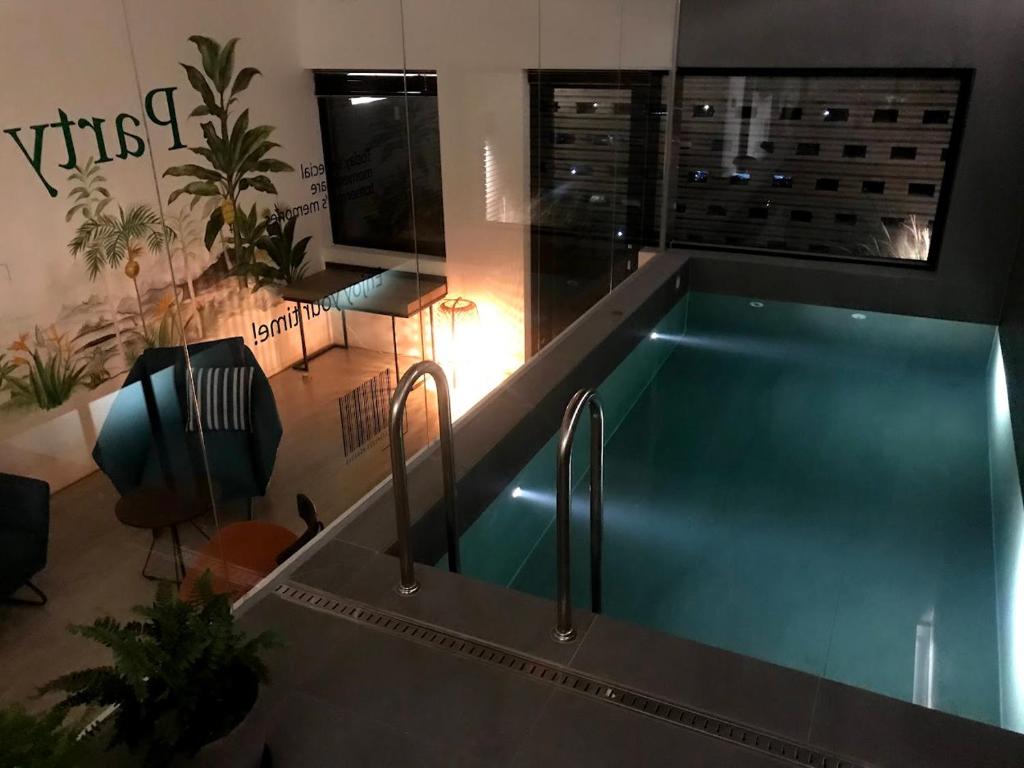 uma grande piscina numa cozinha com um lavatório em Luo Hotel em Daegu
