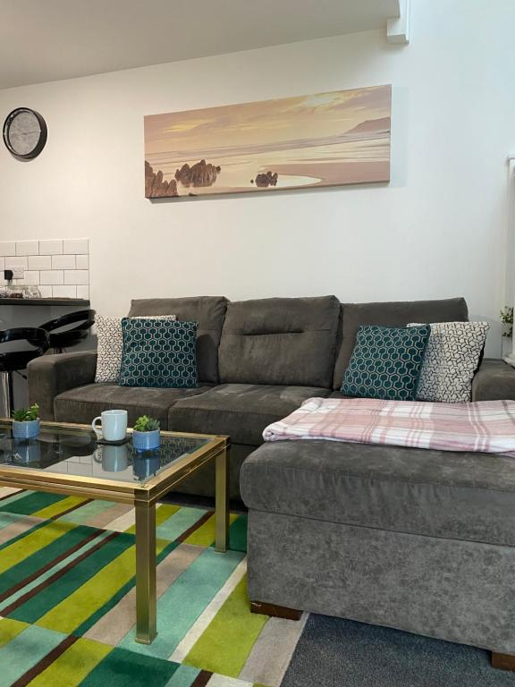 uma sala de estar com um sofá e uma mesa de centro em Lodge em Plymouth