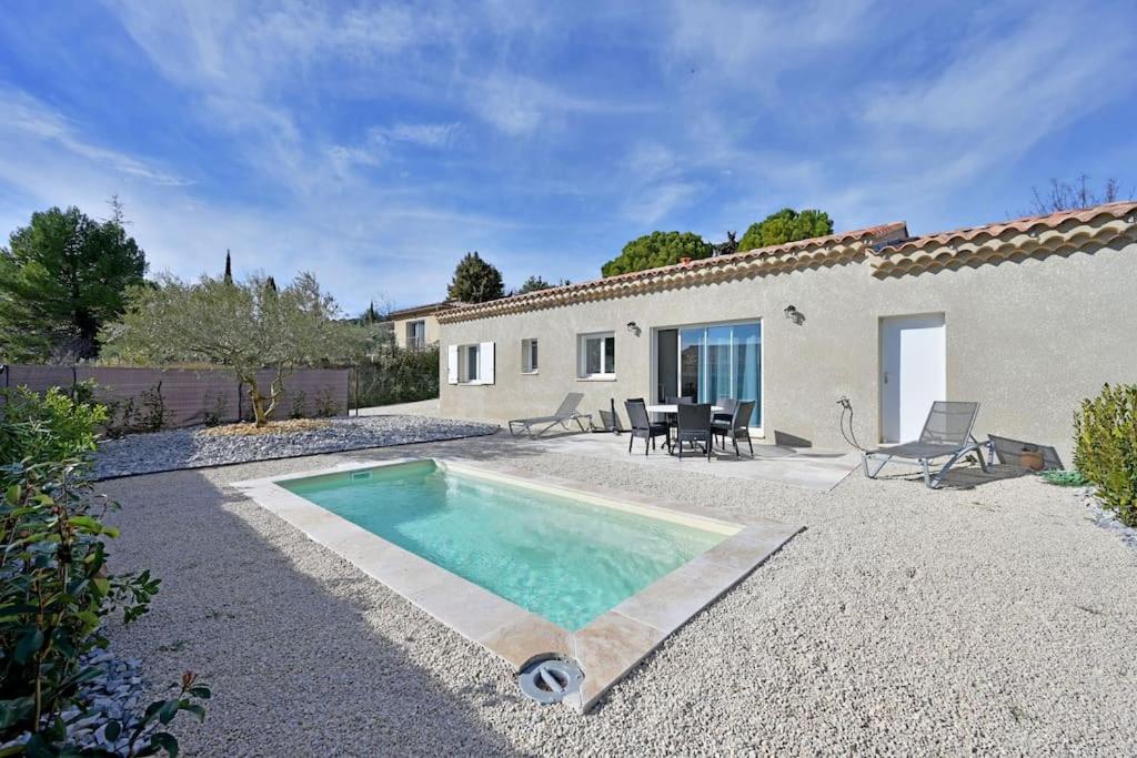 een villa met een zwembad voor een huis bij Villa Santa - Piscine - Wi-Fi - Proche Ventoux - idéal Cyclistes in Mormoiron