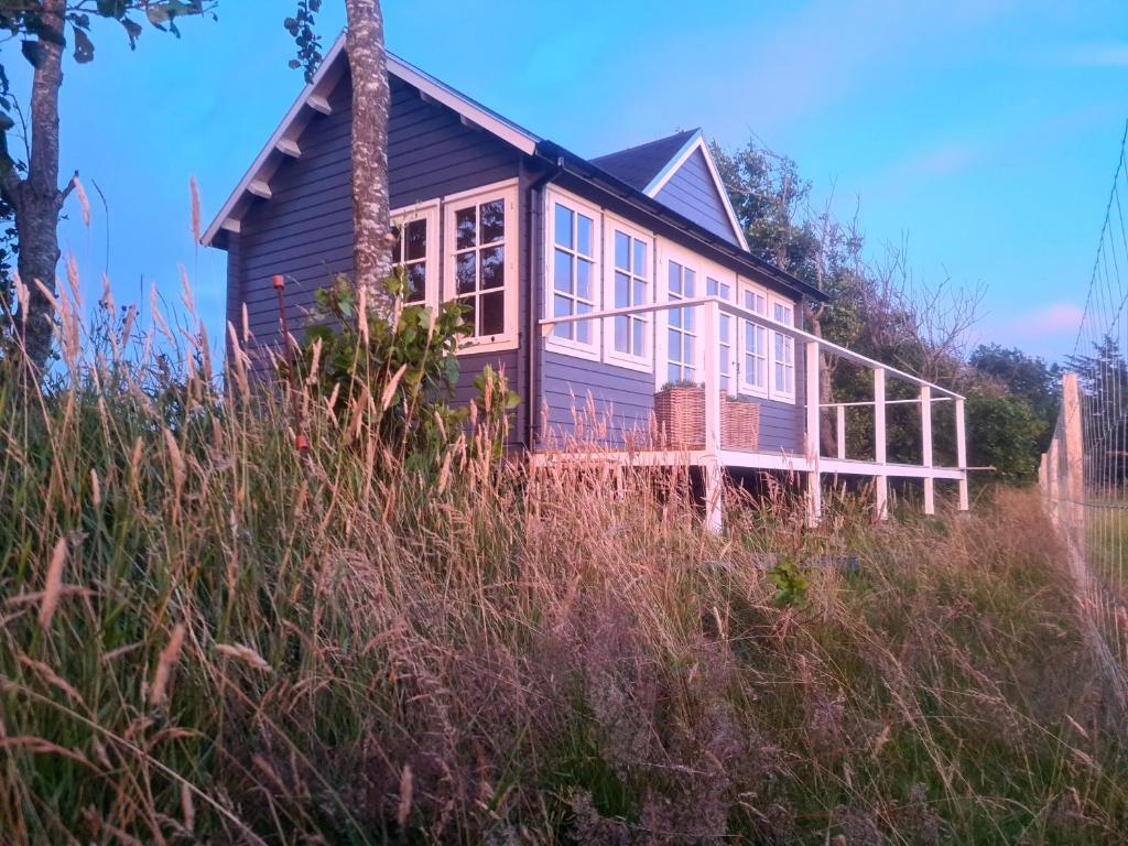 uma casa sentada no topo de uma colina em Little, nice cottage for 2 with beautiful view em Lokken