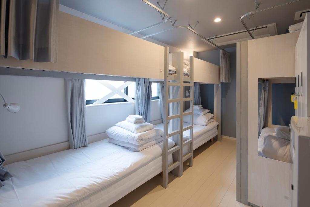 Postel nebo postele na pokoji v ubytování Iwatoyama Hostel